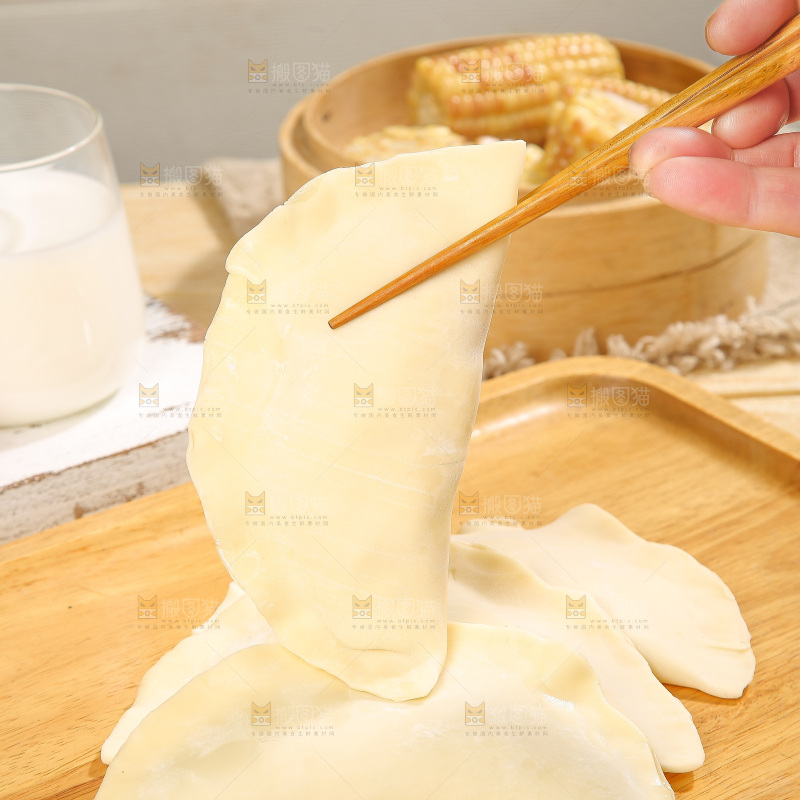 浅底上的脆皮菜饺
