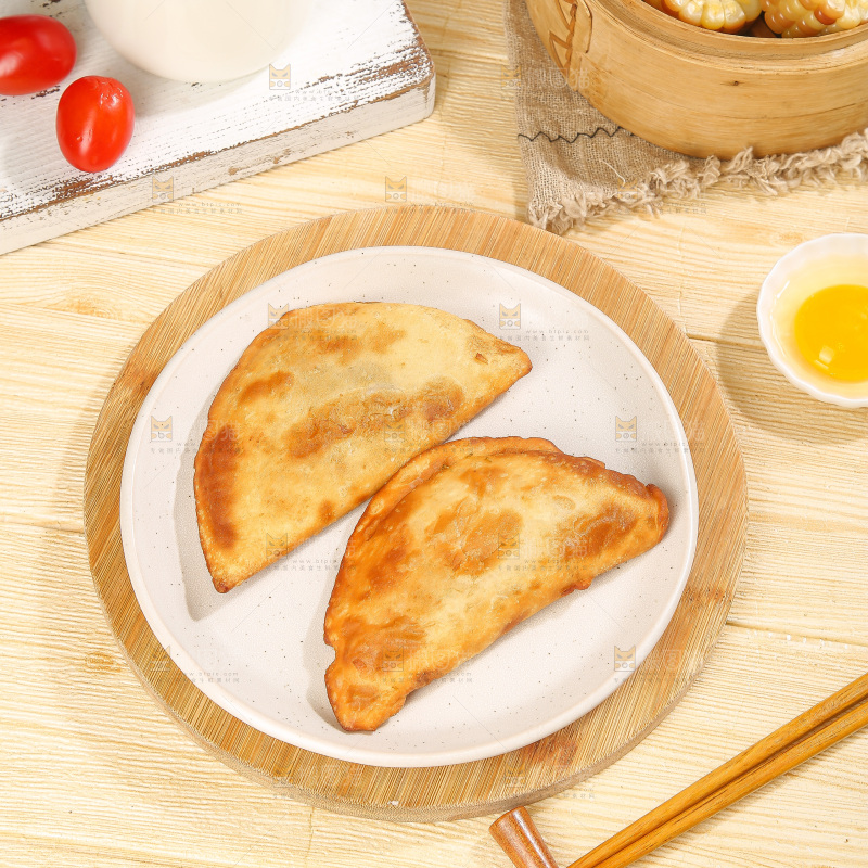 浅底上的脆皮菜饺
