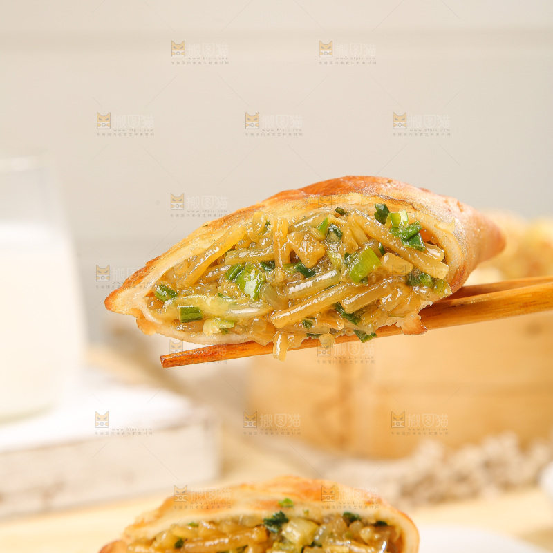 浅底上的脆皮菜饺