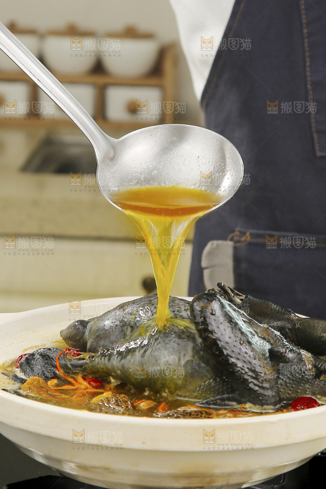 锅里煮着乌鸡汤