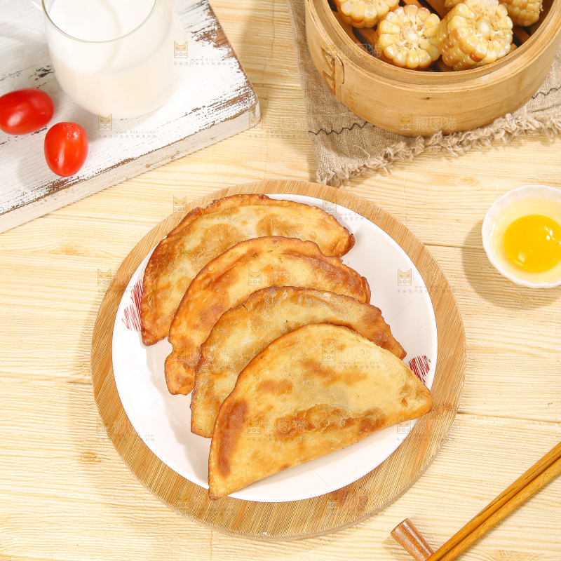 浅底上的脆皮菜饺