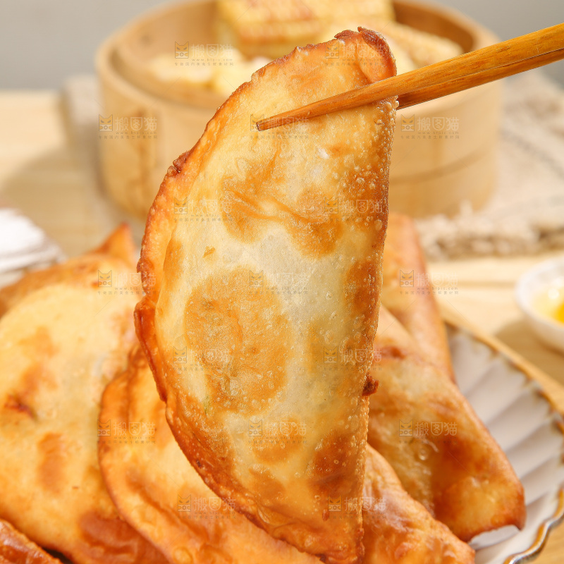 浅底上的脆皮菜饺