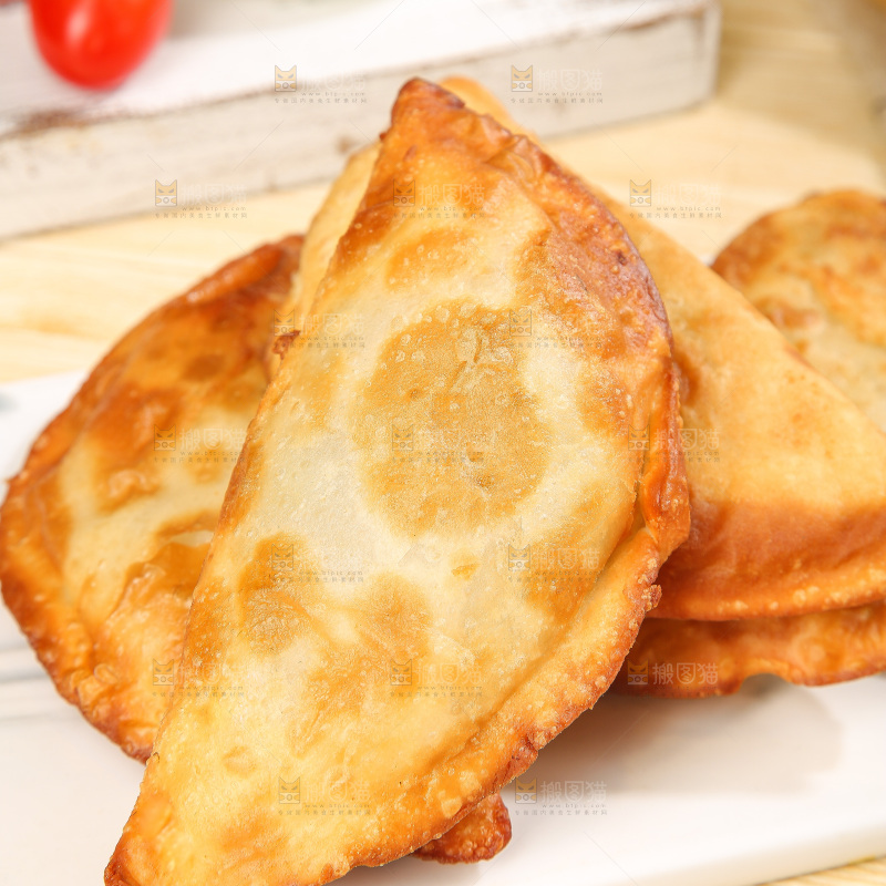 浅底上的脆皮菜饺