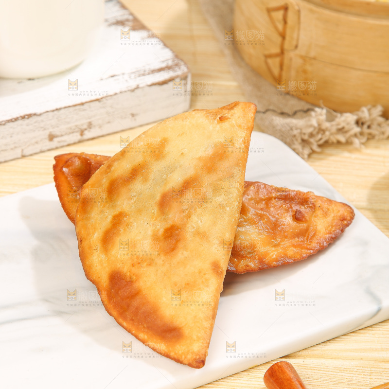 浅底上的脆皮菜饺