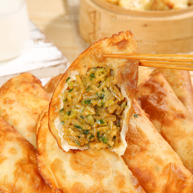 浅底上的脆皮菜饺