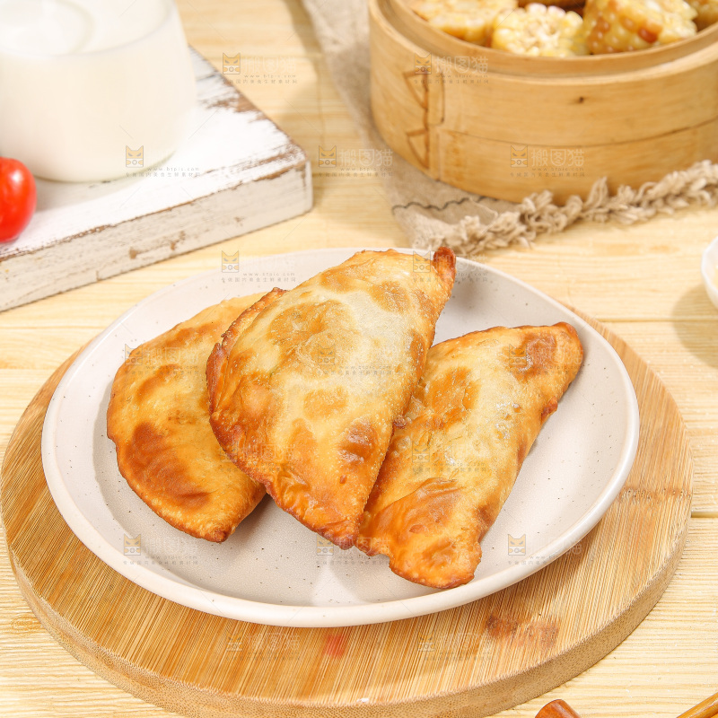 浅底上的脆皮菜饺