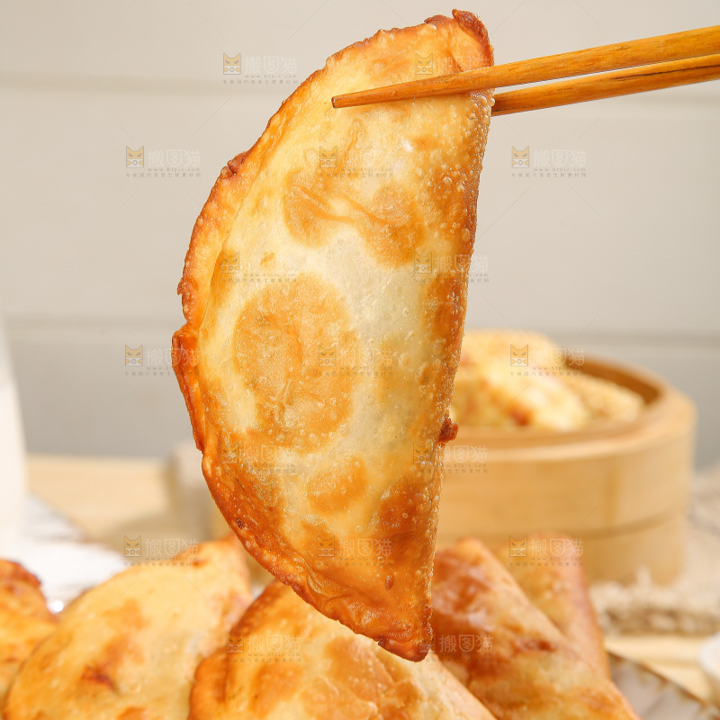 浅底上的脆皮菜饺