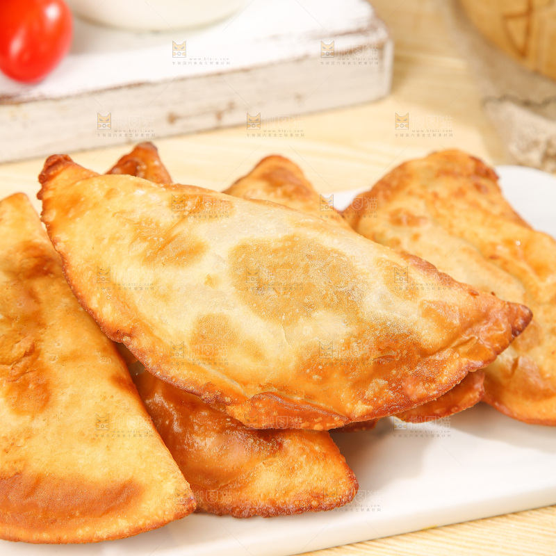 浅底上的脆皮菜饺