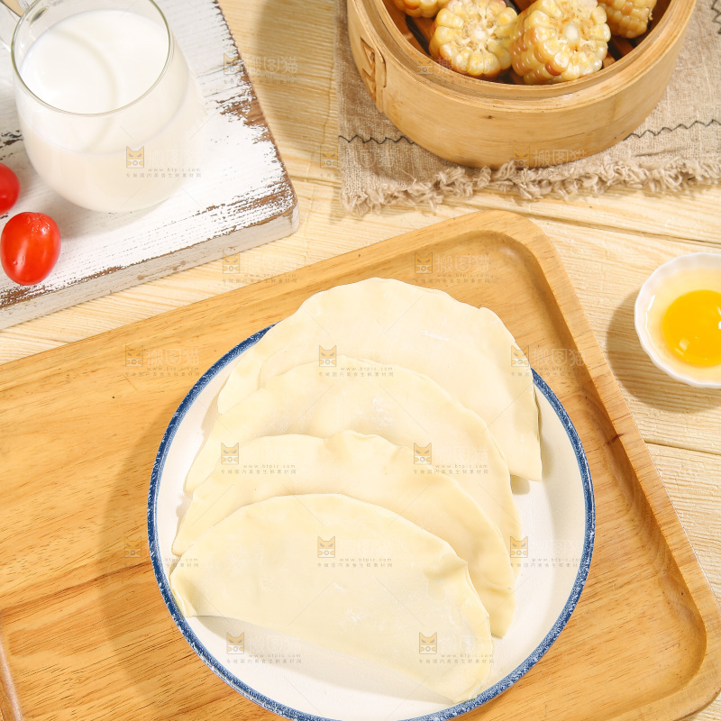 浅底上的脆皮菜饺