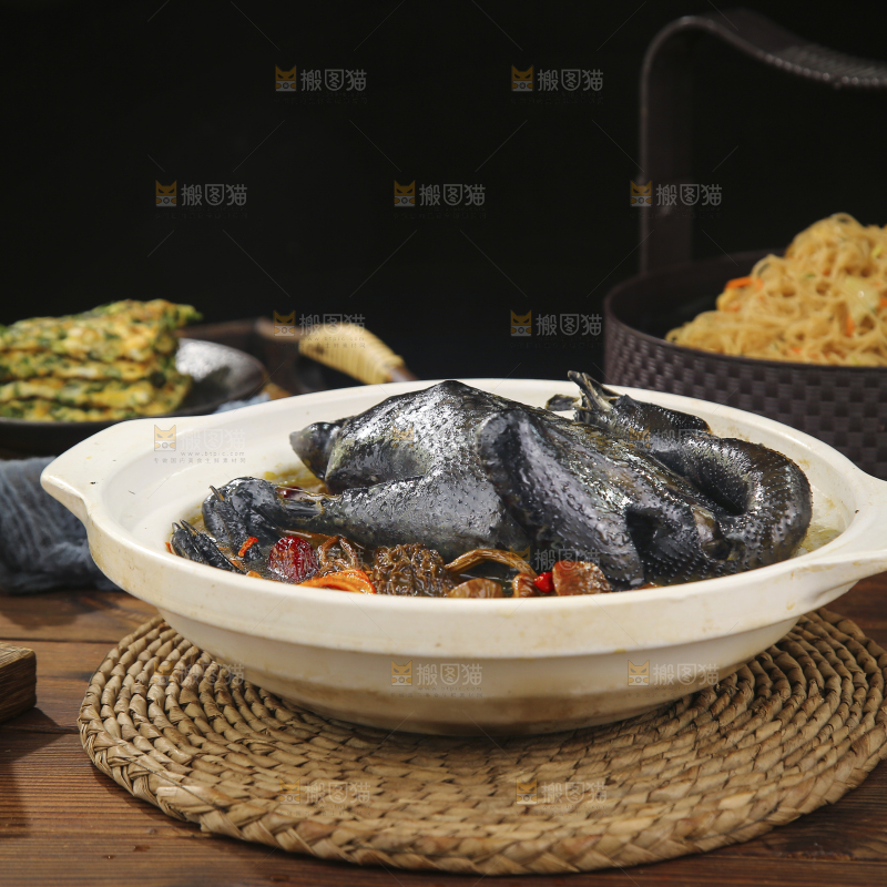 锅里煮着乌鸡汤