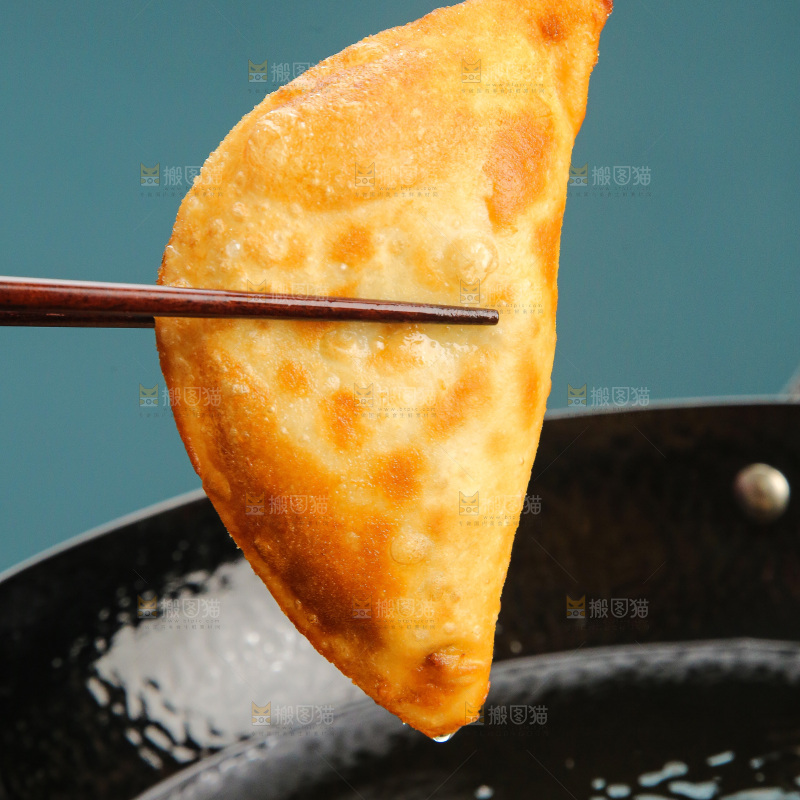 锅里正在炸饺子
