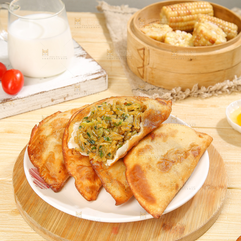 浅底上的脆皮菜饺