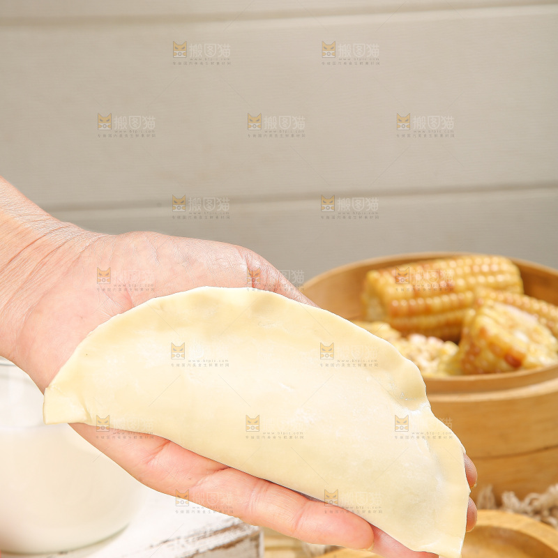 浅底上的脆皮菜饺