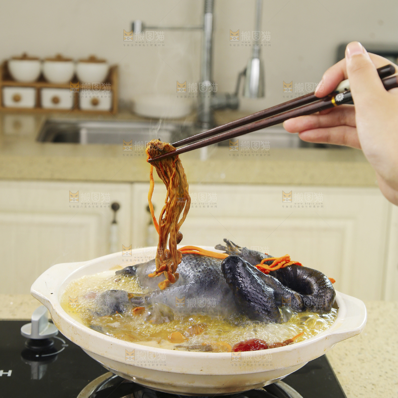 锅里煮着乌鸡汤