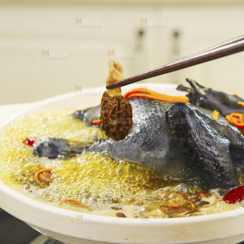 锅里煮着乌鸡汤