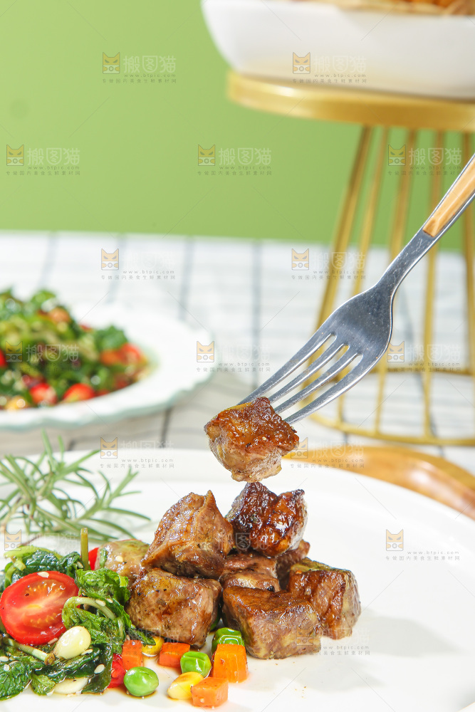 盘子里的薄荷牛肉