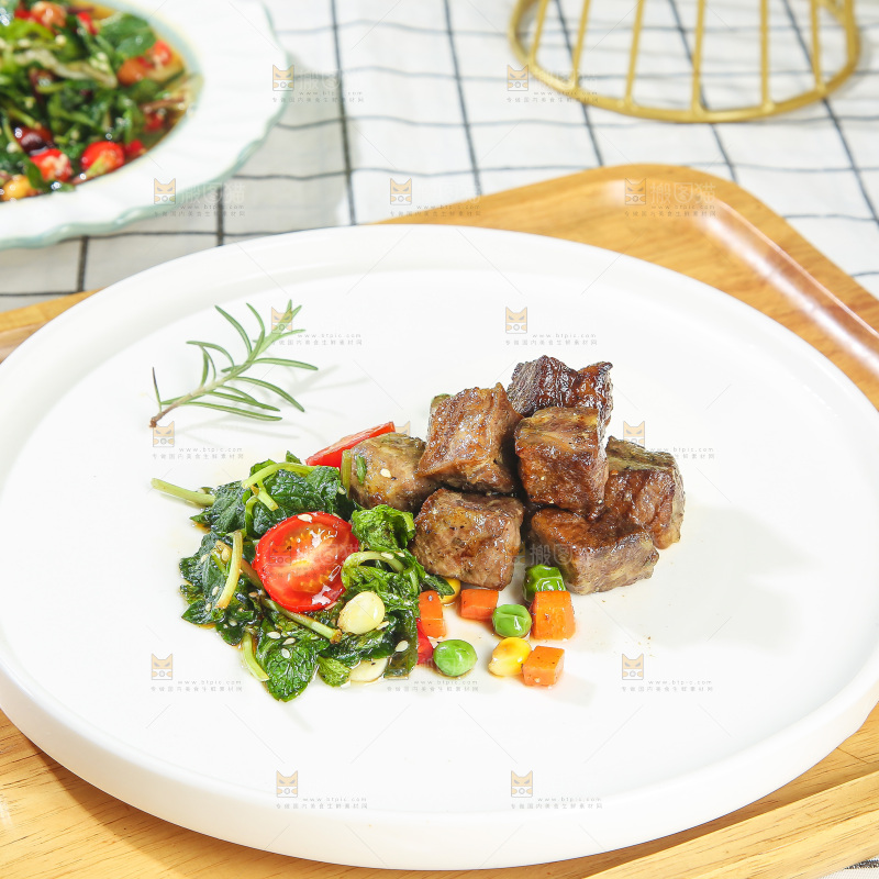 盘子里的薄荷牛肉