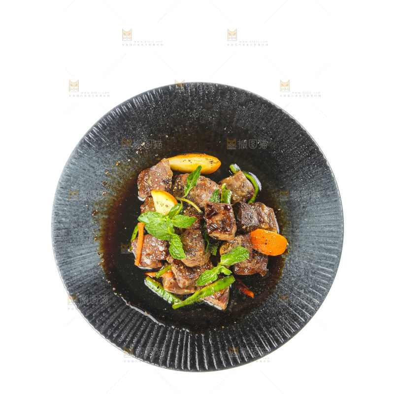 盘子里的薄荷牛肉