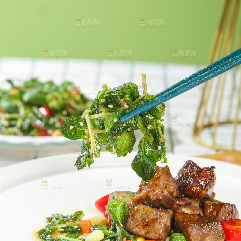盘子里的薄荷牛肉