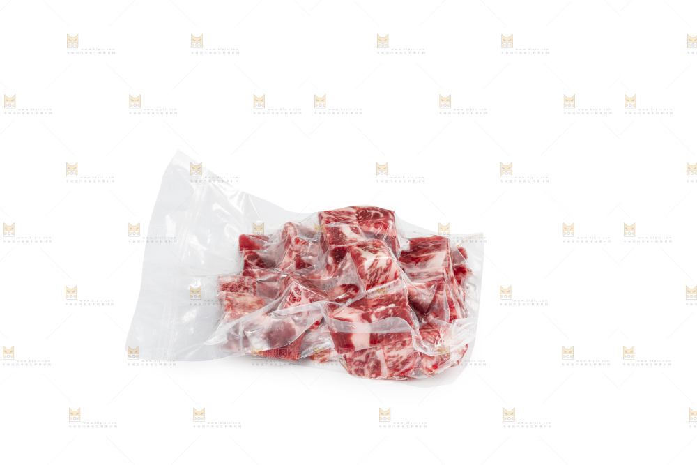 白底上的牛肉粒