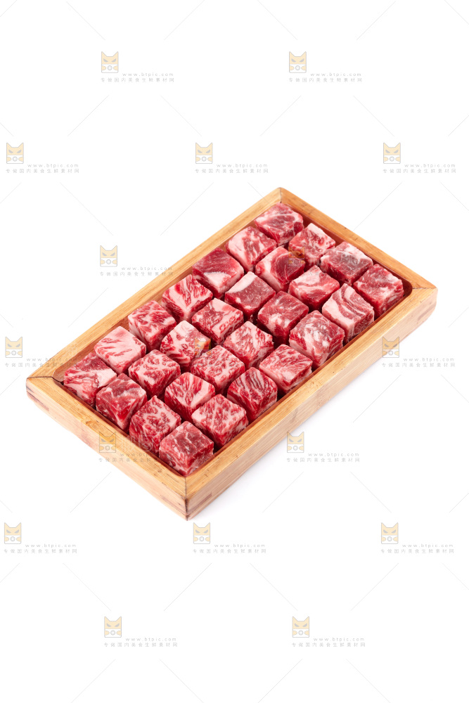 白底上的牛肉粒