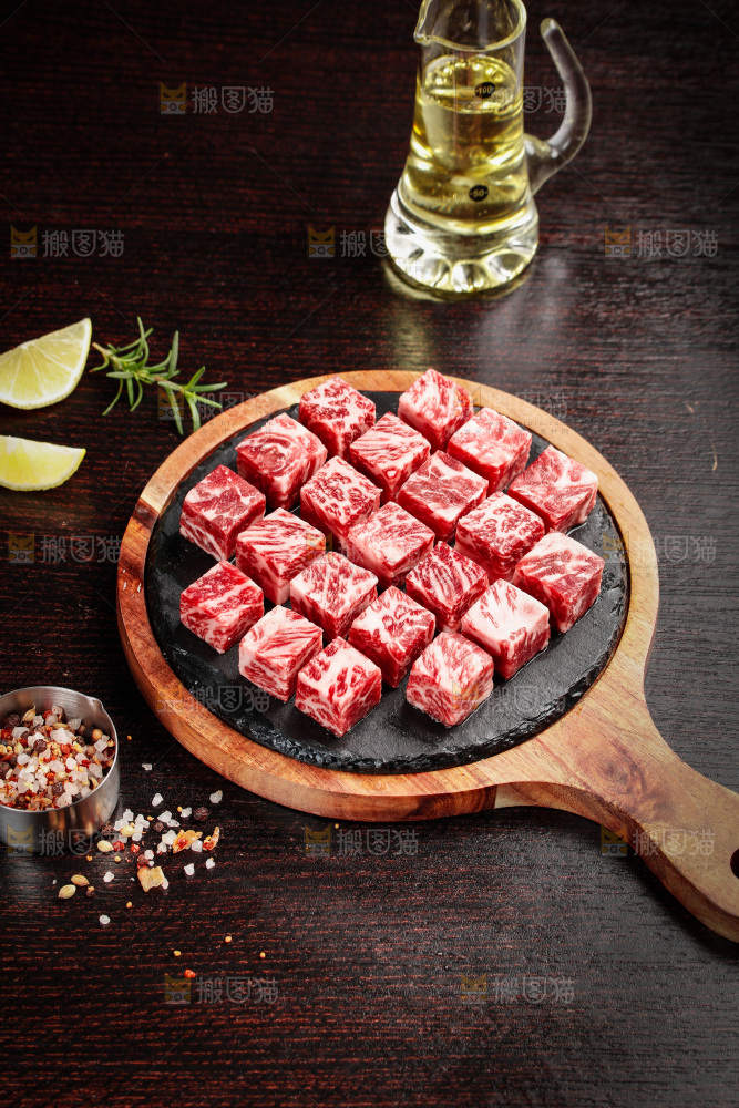 深底上的牛肉粒