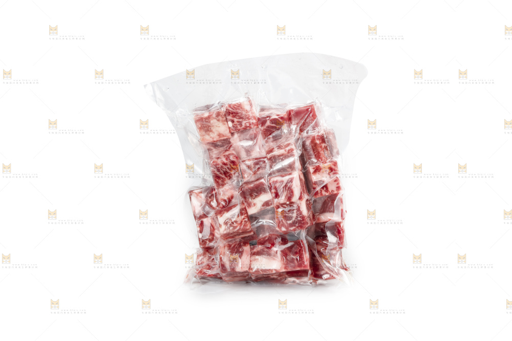 白底上的牛肉粒