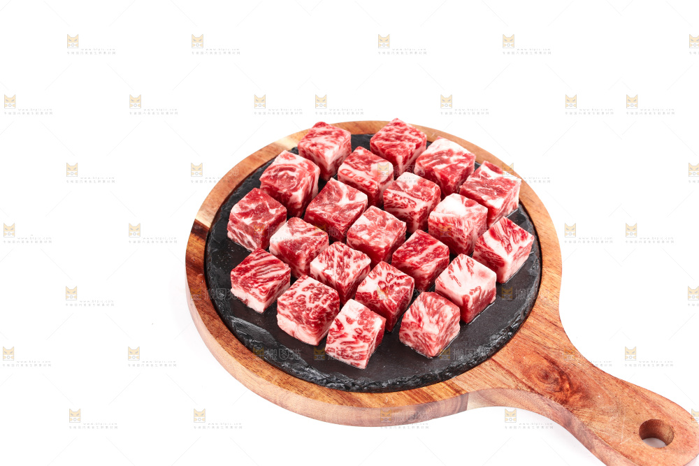 白底上的牛肉粒