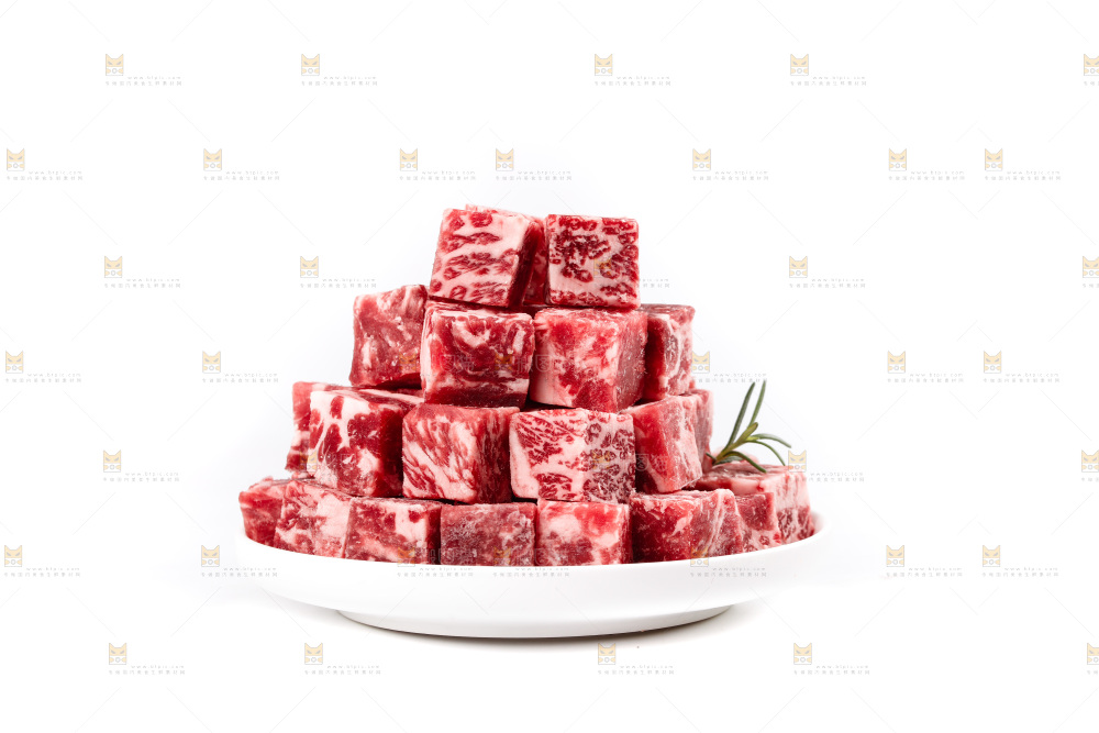 白底上的牛肉粒