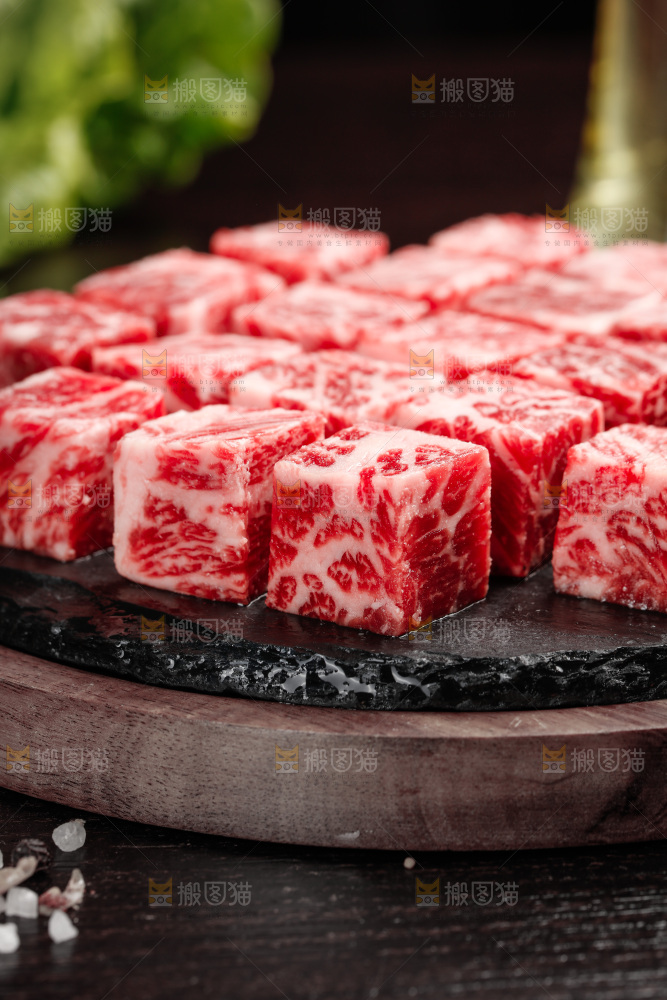 深底上的牛肉粒