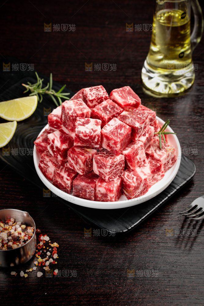 深底上的牛肉粒