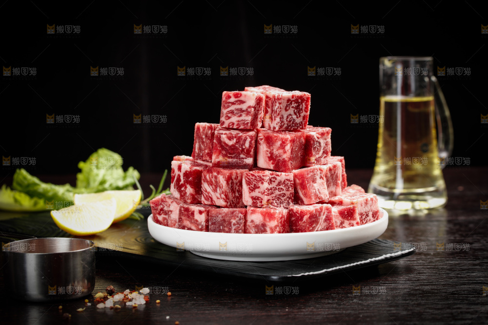 深底上的牛肉粒