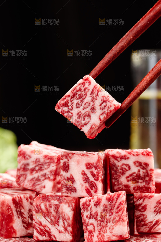 深底上的牛肉粒