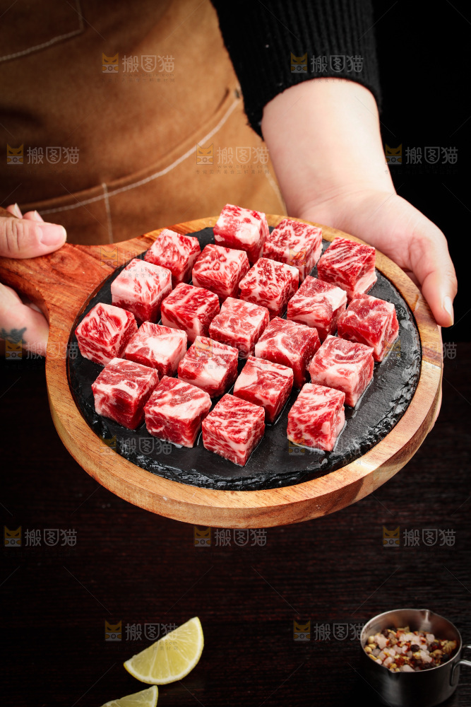 深底上的牛肉粒
