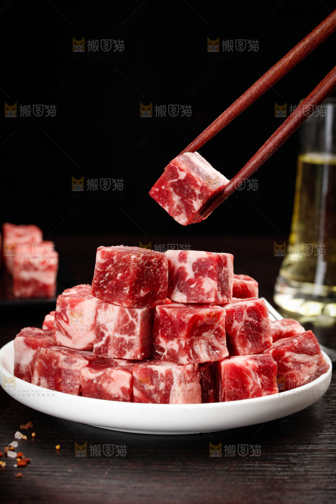 深底上的牛肉粒
