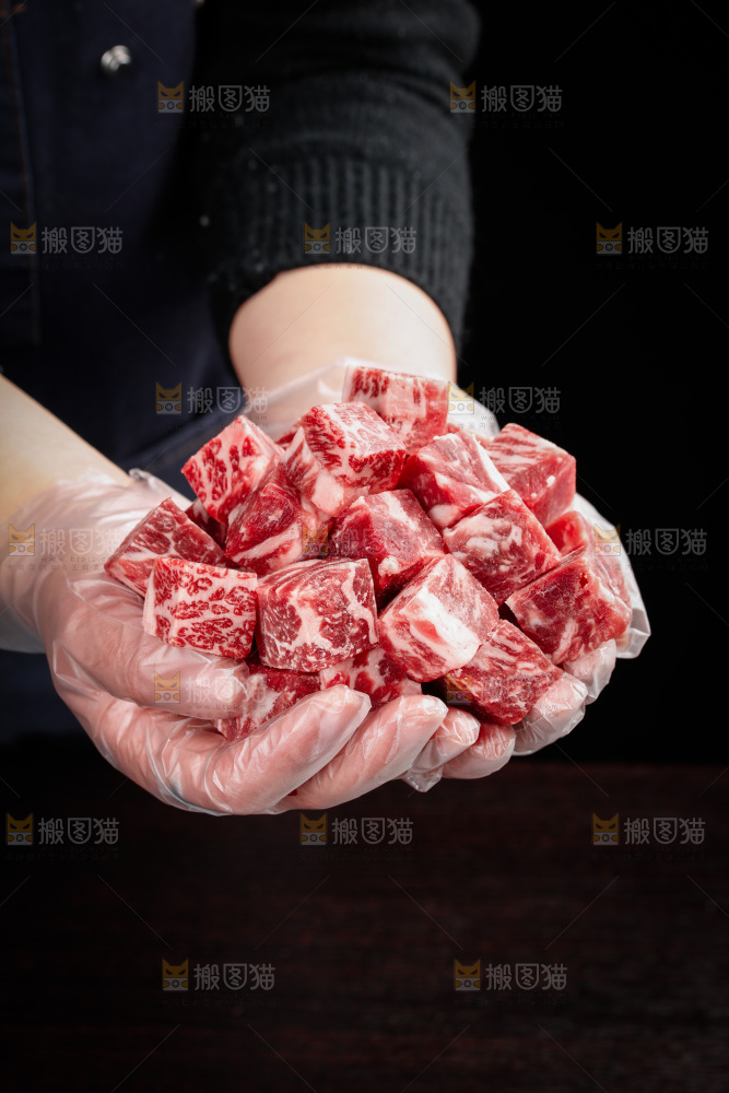 深底上的牛肉粒