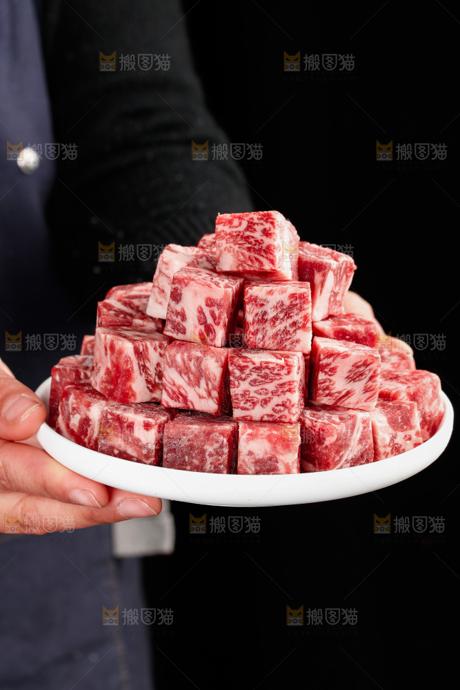 深底上的牛肉粒