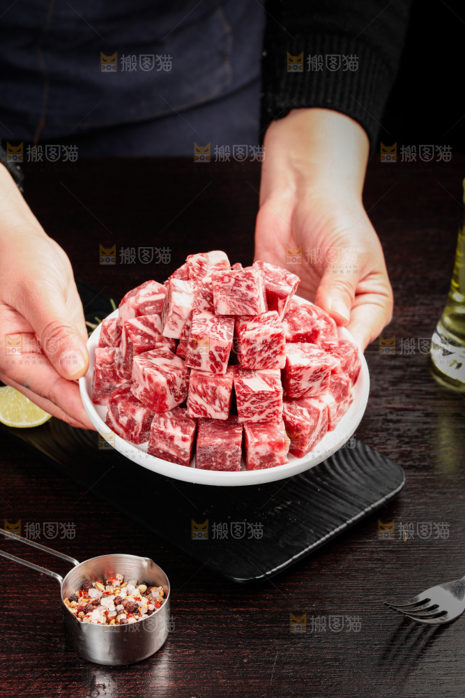 深底上的牛肉粒