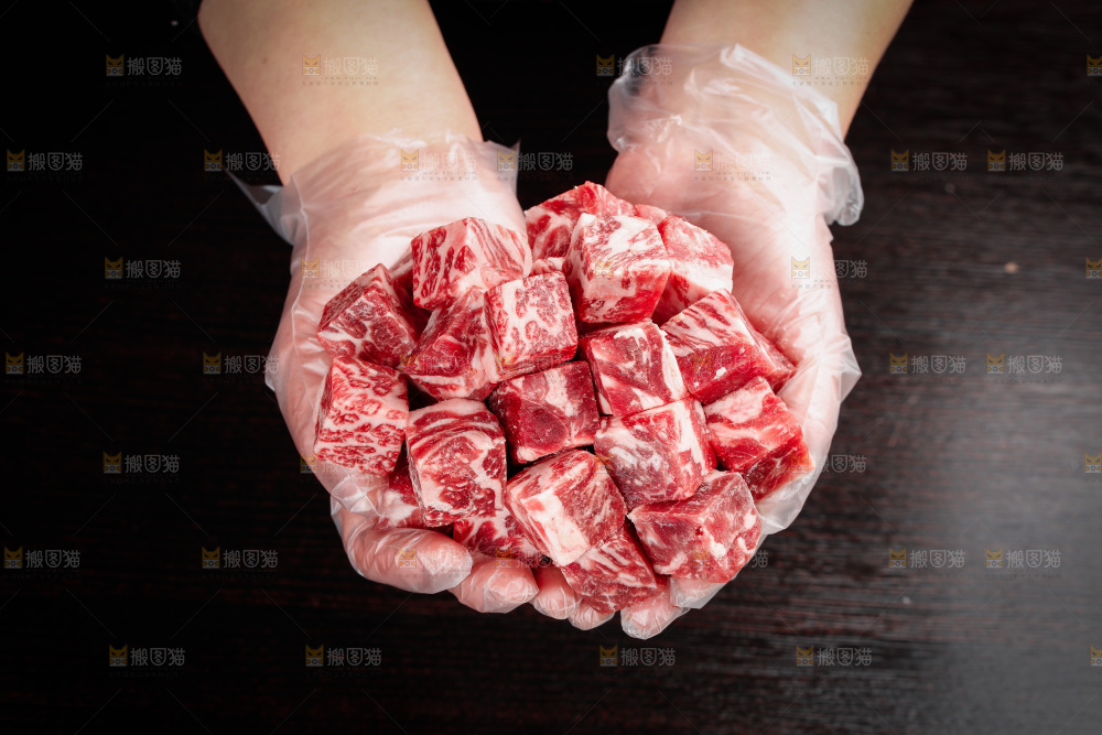 深底上的牛肉粒