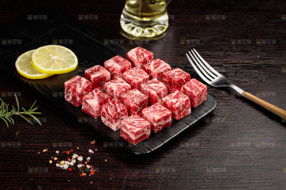深底上的牛肉粒