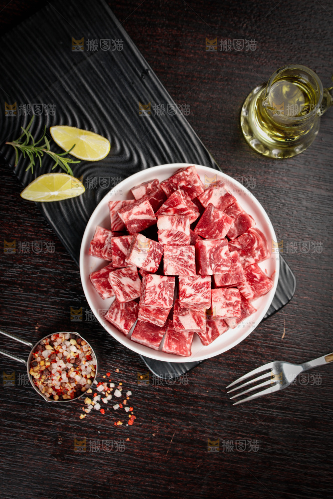 深底上的牛肉粒
