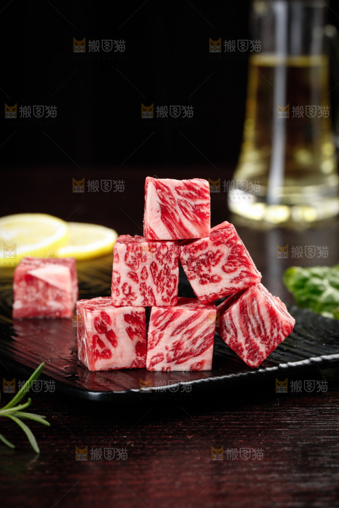 深底上的牛肉粒