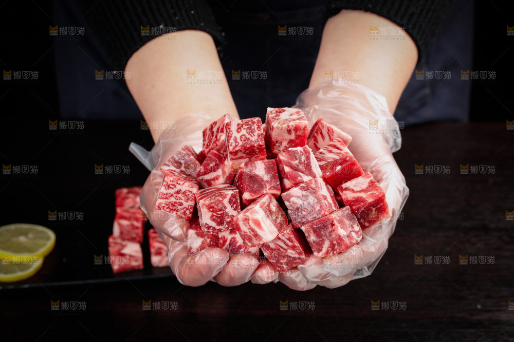 深底上的牛肉粒