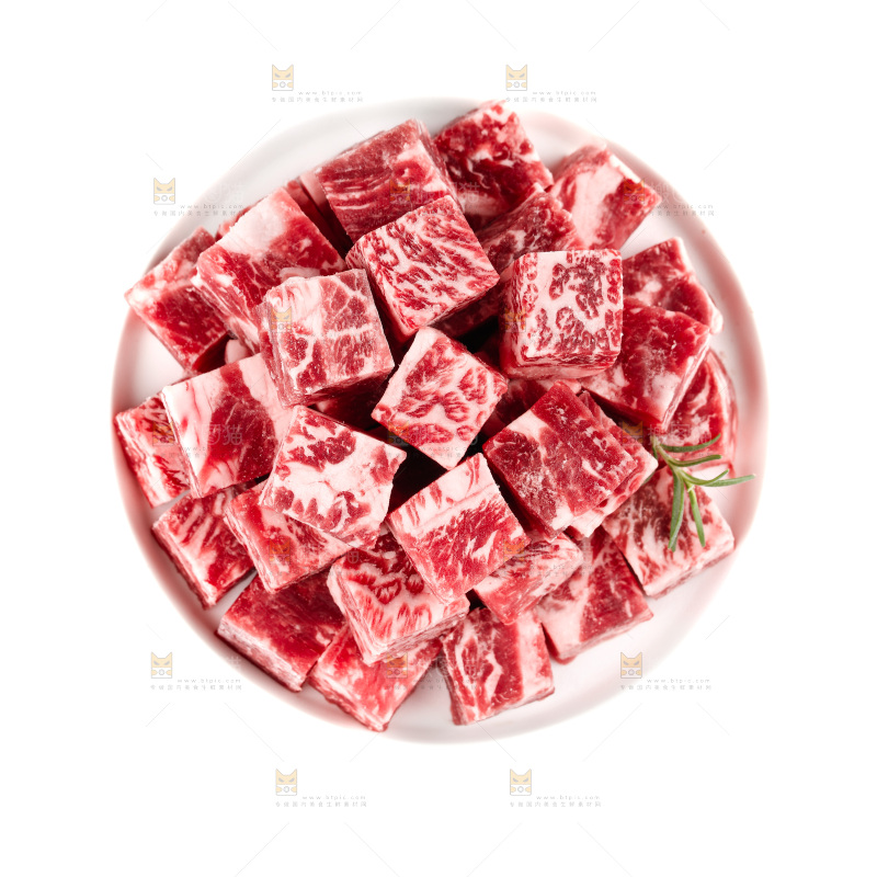 白底上的牛肉粒