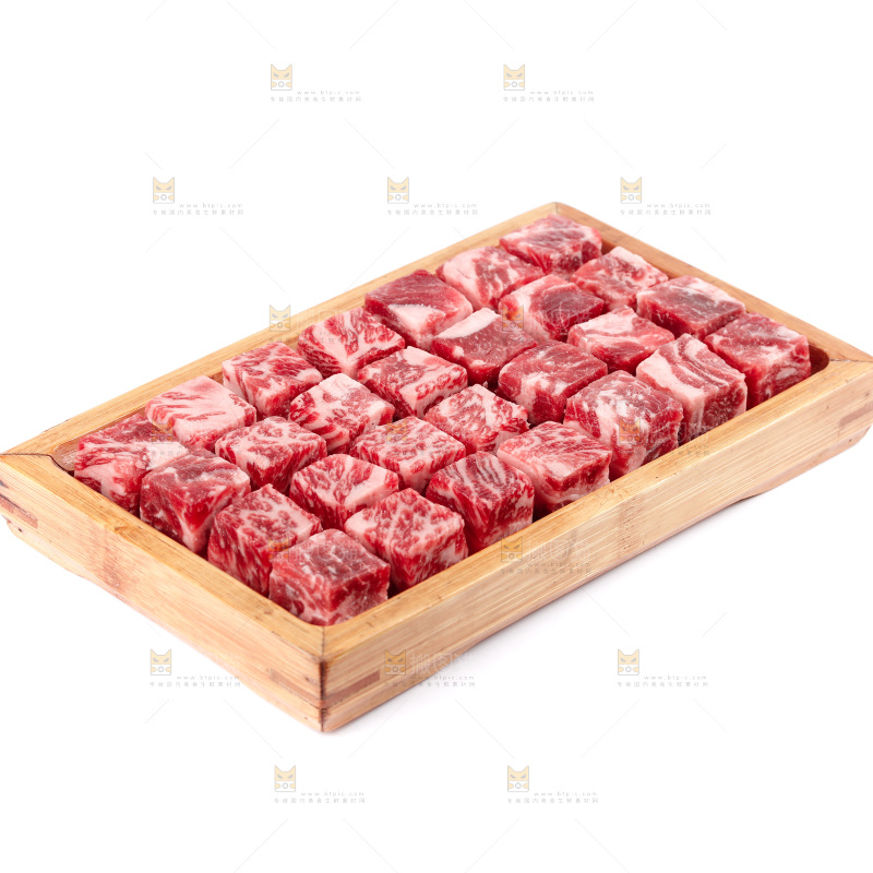 白底上的牛肉粒