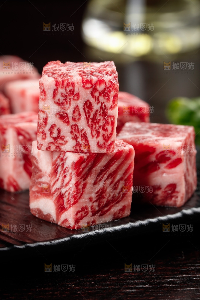 深底上的牛肉粒