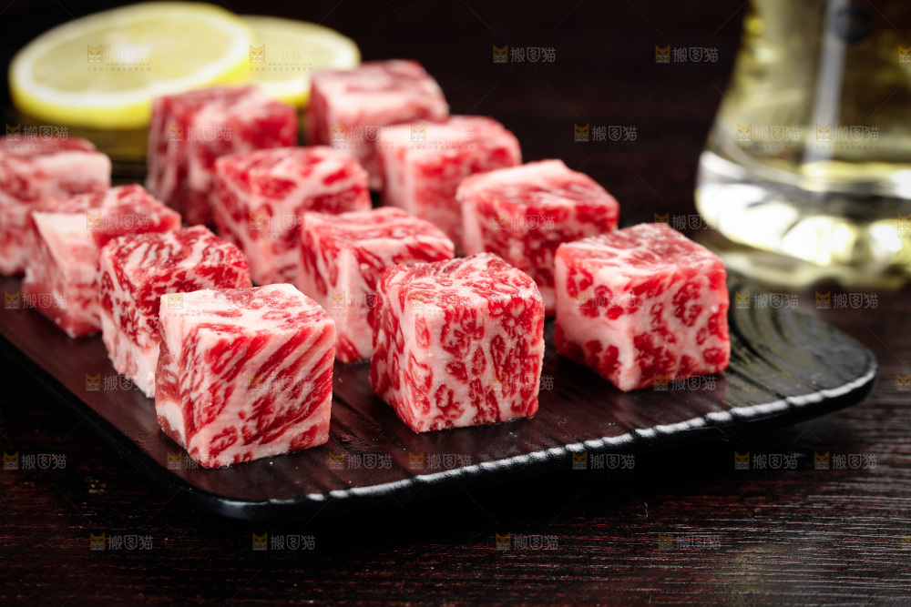深底上的牛肉粒