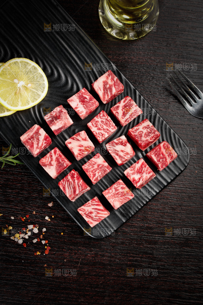 深底上的牛肉粒