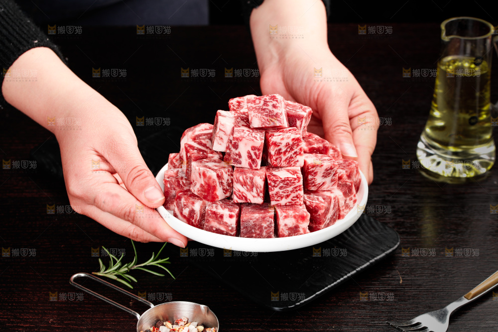 深底上的牛肉粒