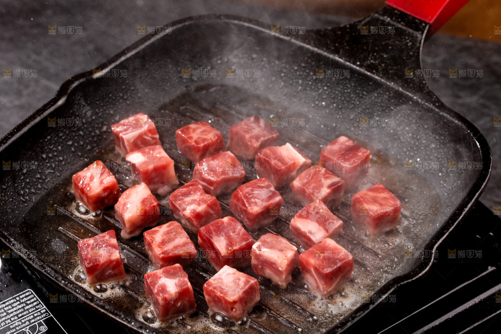 锅里的牛肉粒